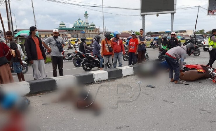 Tiga pelajar terkapar di aspal usai terlibat dalam kecelakaan ganda di perempatan Jalan Yos Sudarso-Serui Mekar Timika pada Jumat (11/3/2022) pagi. Foto: Ist/Seputarpapua