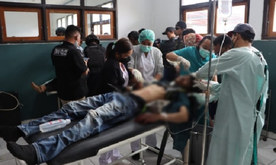 Salah satu korban saat mendapat perwatan medis di RSUD Mulia, Puncak Jaya. (Foto: Ist)