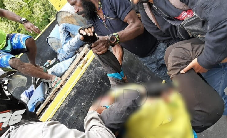 EVAKUASI | Tukang ojek menjadi korban penembakan oleh KKB di Puncak Jaya, Papua, saat dievakusi menuju RSUD Mulia, Selasa (12/4/2022). (Foto: Ist)