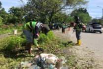 KAMGAS | Anggota Kamgas saat membersihkan area badan jalan di area TPU SP 3. (Foto: Anya Fatma/Seputarpapua)