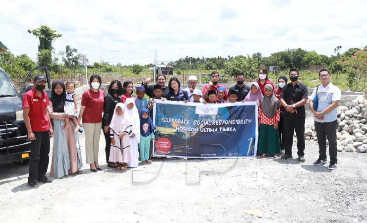 FOTO | Manajemen Hotel Horison Ultima Timika saat foto bersama di kegiatan CSR. (Foto: Ist/Seputarpapua)