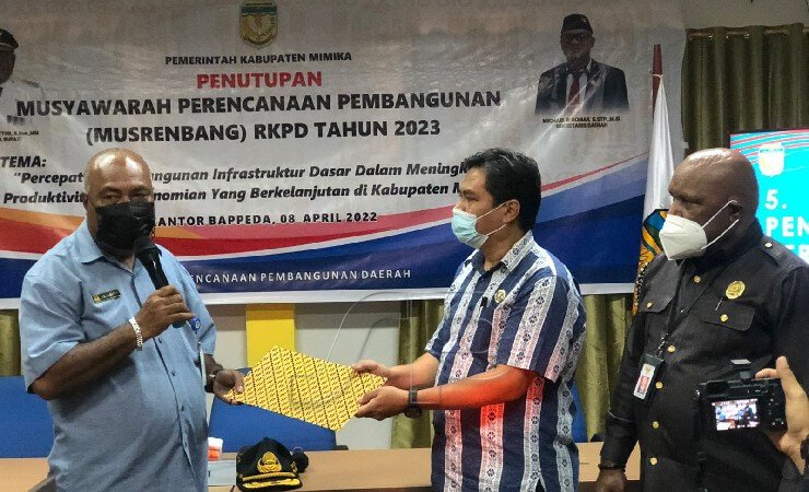 Penyerahan dokumen RKPD oleh Sekretaris Bappeda Hilar Limbong Allo. (Foto: Anya Fatma/Seputarpapua)