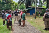 MENCARI | Pihak kepolisian mencari keterangan dari sejumlah saksi di TKP yang mengetahui peristiwa penganiayaan ini. (Foto: Saldi/Seputarpapua)