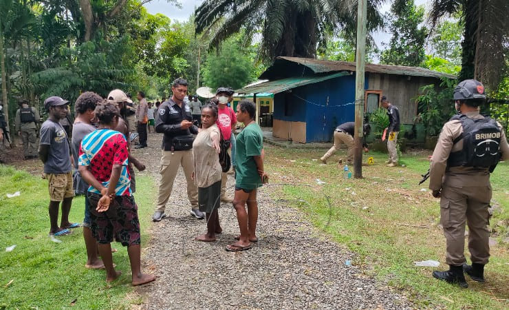 MENCARI | Pihak kepolisian mencari keterangan dari sejumlah saksi di TKP yang mengetahui peristiwa penganiayaan ini. (Foto: Saldi/Seputarpapua)