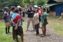 CERITAKAN | Sejumlah warga menjadi saksi kasus penganiayaan IRT di jalur 4 Kilometer 11, memberi keterangan kepada petugas kepolisian. Foto: Saldi/Seputarpapua