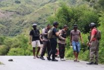 OLAH TKP | Kepolisian dari Polres Puncak Jaya melakukan proses olah TKP terkait kasus penembakan dua tukang ojek di Kampung Lumbuk, Distrik Tingginambut, Kabupaten Puncak Jaya, Papua, Selasa (12/4/2022). (Foto: Humas Polda Papua)