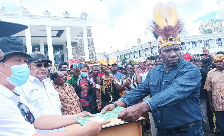 SERAHKAN | Yance Yohanis Boyau menyerahkan peryataan sikap para tokoh masyarakat sebagai bentuk dukungan DOB Provinsi Papua Tengah. (Foto: Mujiono/Seputarpapua)