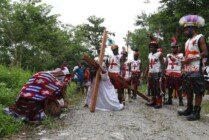 Diceritakan Yesus bertemu Maria yang menangis saat jalan menuju Bukit Golgota. Drama ini merupakan bagian dari Devosi Penyaliban Yesus yang digelar di Distrik Kwamki Narama, Jumat (15/4/2022). (Foto: Sevianto Pakiding/Seputarpapua)