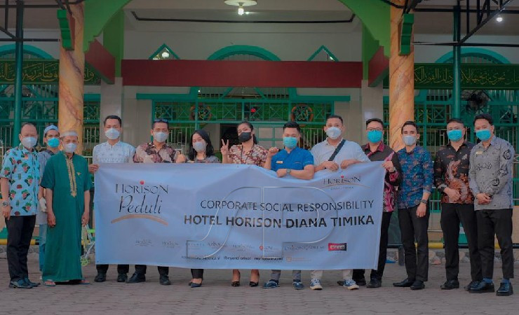 FOTO | Karyawan Hotel Horison Diana Timika foto bersama dengan pengurus DKM Al Kahfi usai pembagian takjil di program CSR. (Foto: Horison Diana/Seputarpapua)