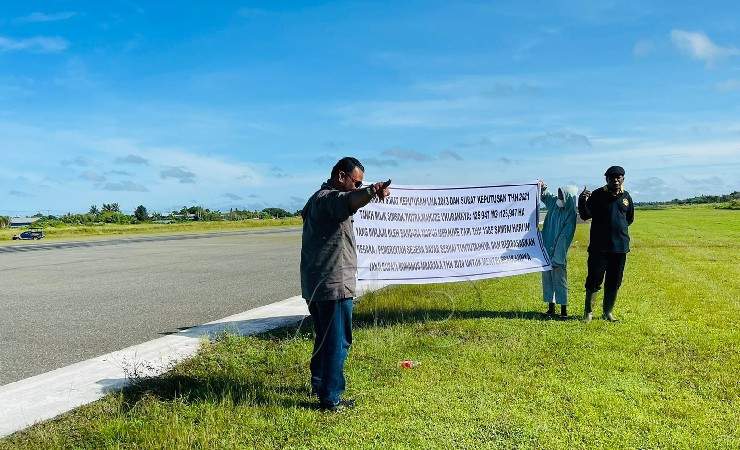TUNTUT | Simson dan sejumlah warga saat menuntut ganti rugi hak ulayat Bandara Mopah, Merauke