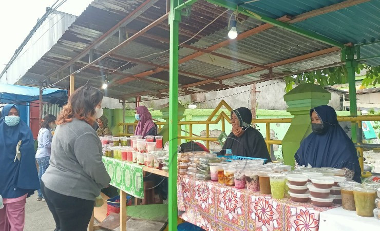 Nur Haena (tengah) sedang menjual takjil di depan Masjid Babussalam Timika. (Foto: Kristin Rejang/Seputarpapua)