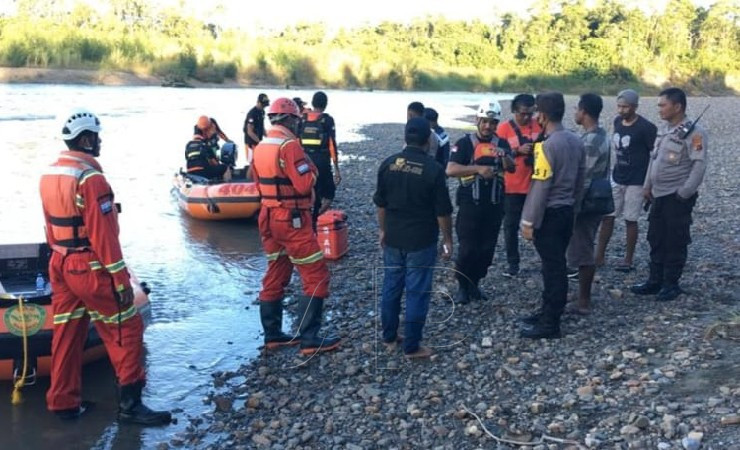 PENCARIAN | Kepolisian bersama Tim SAR melakukan pencarian satu korban lainnya yang terseret arus kali di area mile 28, Mimika, Papua. (Foto: Humas SAR)