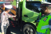 PERIKSA | Polisi memeriksa salah satu truk yang dimodifikasi dan dicurigai memiliki tanki lebih dari satu. (Foto: Humas Polda Papua)