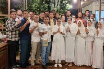 Danlanal Timika bersama jajarannya foto bersama dengan Insan Pers Mimika, Papua, usai melaksanakan tatap muka sekaligus buka puasa bersama, Rabu (20/4/2022). (Foto: Ist)