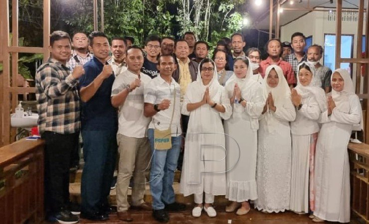 Danlanal Timika bersama jajarannya foto bersama dengan Insan Pers Mimika, Papua, usai melaksanakan tatap muka sekaligus buka puasa bersama, Rabu (20/4/2022). (Foto: Ist)