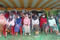 SISWI | Para siswi mengenakan pakaian kebaya, Kamis (21/4/2022) (Foto: Kristin Rejang/Seputarpapua)