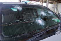 Kaca depan mobil yang terkena tembakan. (Foto: Ist)