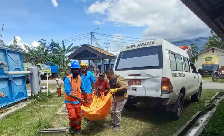EVAKUASI | Petugas PLN yang meninggal tersengat listrik dievakuasi ke kamar jenazah. (Foto: Humas Polda Papua)