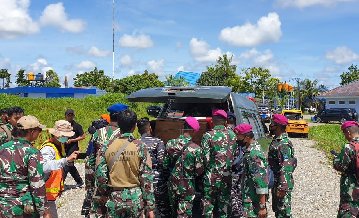 EVAKUASI | Proses evakusi prajurit TNI yang menjadi korban aksi penyeragan kelompok separatis di Kabupaten Nduga, Papua, Sabtu (23/4/2022). (Foto: Pendam XVII/Cenderawasih)