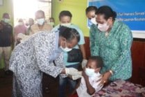 Seorang anak di Kabupaten Asmat disuntik Vaksin Difteri. (Foto: Ist)