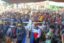 PERARAKAN | Salib Yesus yang diarak oleh ribuan masyarakat Mimika bersama Wakil Bupati Mimika, Johannes Rettob, Sabtu (23/4/2022) (Foto: Kristin Rejang/Seputarpapua)