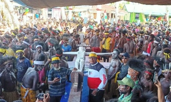 PERARAKAN | Salib Yesus yang diarak oleh ribuan masyarakat Mimika bersama Wakil Bupati Mimika, Johannes Rettob, Sabtu (23/4/2022) (Foto: Kristin Rejang/Seputarpapua)