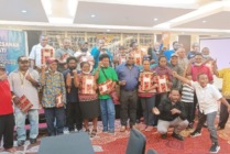 FOTO | Direktur Eksekutif Lemasa saat foto bersama dengan karyawan-karyawati Lemasa. (Foto: Mujiono/Seputarpapua)