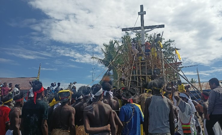 PEMASANGAN | Ribuan Masyarakat Mimika Wee berbondong-bondong memasang Salib Yesus di Dermaga Kokonao, Minggu (24/4/2022) (Foto: Kristin Rejang/Seputarpapua)