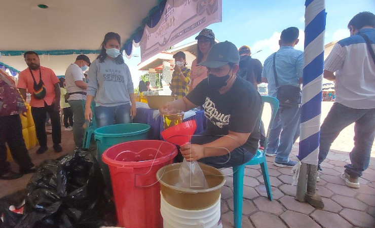 Petugas Disperindag Mimika sedang mengemas minyak goreng curah ukuran 1 liter, saat Pasar Murah di Halaman Gedung Eme Neme Yauware, Sabtu (23/4/2022). (Foto: Aditra/ Seputarpapua)