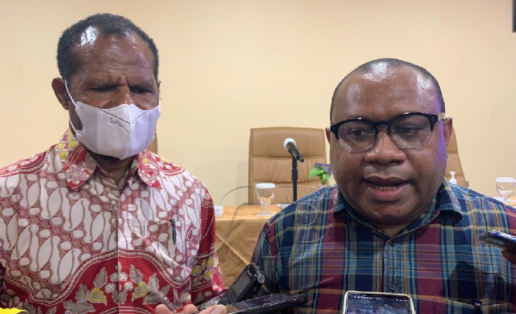 Plt. Kepala Dinas Olahraga dan Pemuda (Kadisorda) Provinsi Papua, Alexander Kapisa (kanan). (Foto: Vidi/Seputarpapua)