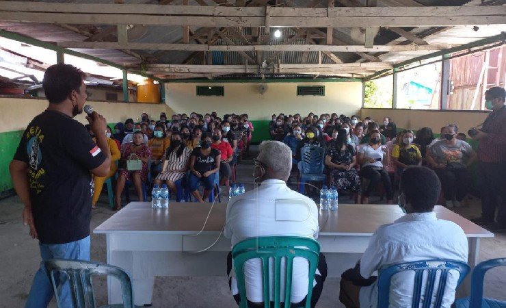 Suasana pertemuan Wakil Bupati Johannes Rettob bersama dengan masyarakat Kadun Jaya (Foto: Kristin Rejang/Seputarpapua)