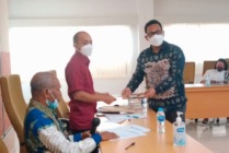 Sekda Mimika, Michael Gomar saat menyerahkan berkas 600 honorer kepada Kemenpan RB juga BKN RI di Jakarta. (Foto: Ist)