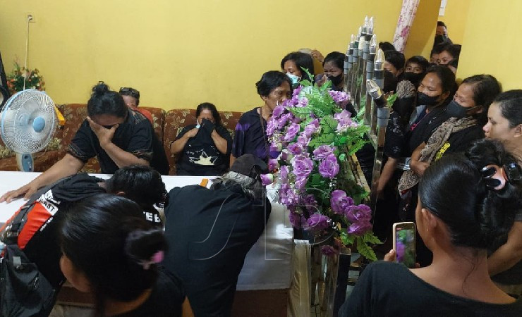 Isak tangis keluarga pecah begitu jenazah Samsu Sattu tiba di Timika pada Selasa (26/4/2022). (Foto: Aditra/Seputarpapua)