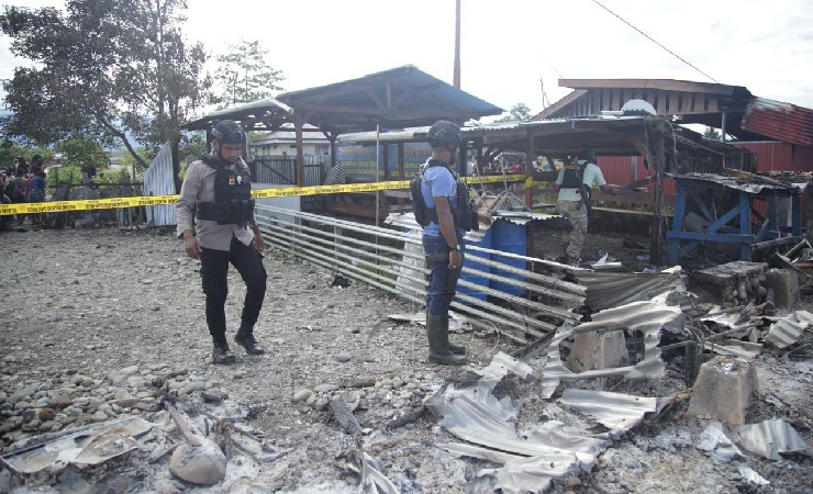 Olah TKP | Polisi melakukan olah tempat kejadian perkara (TKP) kejadian kebakaran bangunan barak pegawai dan koperasi Pemkab Nduga, Papua. (Foto: Humas Polda Papua)