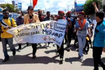 Aliansi Mahasiswa Merauke melakukan unjuk rasa terkait gangguan jaringan internet di Merauke. (Foto: Emanuel/Seputarpapua)