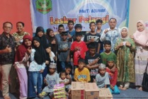 FOTO | Foto bersama para GM Hotel di Timika bersama anak-anak yatim-piatu Panti Asuhan Laskar Pelangi. (Foto: Mujiono/Seputarpapua)