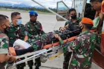 EVAKUASI | Proses evakuasi prajurit TNI yang menjadi korban penembakan kelompok separatis di Kabupaten Puncak, Papua, Sabtu (30/4/2022). (Foto: Ist/Seputarpapua)