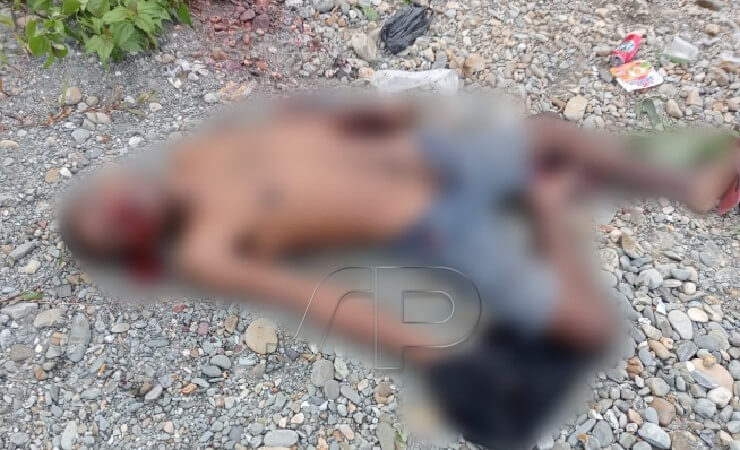 MAYAT | Sesosok mayat laki-laki ditemukan tergeletak bersimbah darah pada salah satu gang di Jalan Hasanuddin, Mimika, Papua, Selasa (5/4/2022). (Foto: Ist)