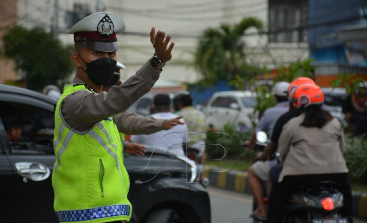 ILUSTRASI | Petugas Polantas mengatur arus lalu lintas. (Foto: Humas Polda Papua)