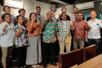 Iyakoko Patea Choir bersama Sekda Mimika, Michael R. Gomar foto bersama usai presentasi kegiatan yang akan dilakukan, Jumat malam (6/5/2022). (Foto: Saldi/Seputarpapua)