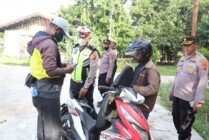 PERIKSA | Polisi memeriksa salah satu pengemudi sepeda motor, Selasa (10/5/2022). (Foto: Humas Polda Papua)