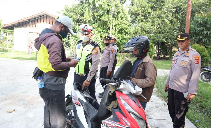 PERIKSA | Polisi memeriksa salah satu pengemudi sepeda motor, Selasa (10/5/2022). (Foto: Humas Polda Papua)