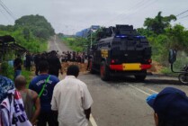 BLOKADE JALAN | Kendaraan taktis Brimob membuka blokade jalan menuju perkantoran Arfai. (Foto: Annisa Raharusun)