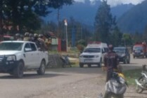 PENGAWALAN | Aparat keamanan, pada Kamis (12/5/2022) mengawal mobil ambulans yang membawa jenazah Nober Palitin seorang sopir truk yang sebelumnya dilaporkan hilang saat mengambil pasir di Kali Ilame pada Rabu (11/5/2022). (Foto: Ist)