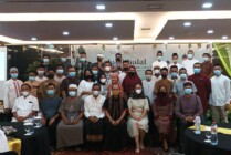 FOTO | Manajemen dan Staff Hotel Horison Diana Timika dan Diana Mall foto bersama di acara halal bihalal. (Foto: Mujiono/Seputarpapua)