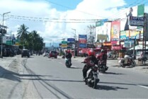 JALAN | Jalan Budi Utomo, Mimika, Papua yang saat ini diterapkan arus Lalulintas satu arah. (Foto: Mujiono/Seputarpapua)