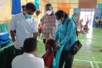 TINJAU - Bupati Asmat Elisa Kambu didampingi istri Susana Kambuaya meninjau langsung program Imunisasi ORI Difteri dan BIAN Campak di Kota Agats, Sabtu (14/5/2022). (Foto: Fagi/ Seputarpapua)