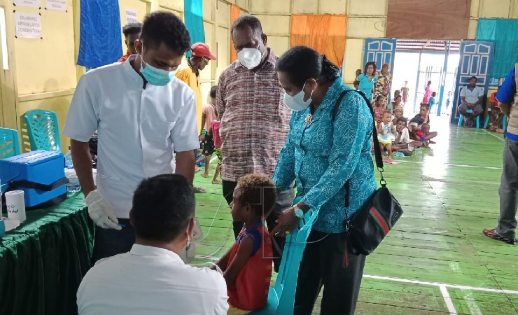 TINJAU - Bupati Asmat Elisa Kambu didampingi istri Susana Kambuaya meninjau langsung program Imunisasi ORI Difteri dan BIAN Campak di Kota Agats, Sabtu (14/5/2022). (Foto: Fagi/ Seputarpapua)