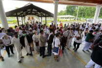 Ratusan tenaga kesehatan datangi Kantor DPRD Mimika, Selasa (17/5/2022). (Foto: Yonri/Seputarpapua)