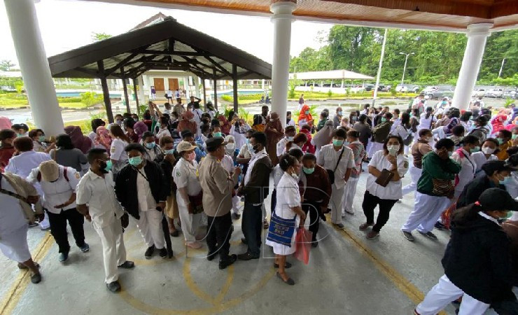 Ratusan tenaga kesehatan datangi Kantor DPRD Mimika, Selasa (17/5/2022). (Foto: Yonri/Seputarpapua)